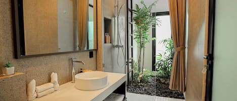 Chambre de base double, vue sur la piscine | Salle de bain | Douche, serviettes fournies, savon, shampooing
