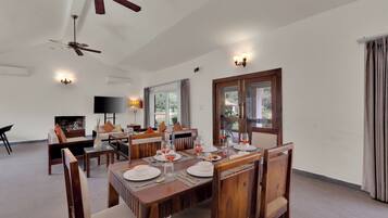 Deluxe Villa | Dining
