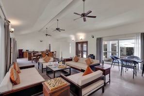 Flat-screen TV - ELIVAAS The Aravalli Reserve Isley Villa (Faridabad)