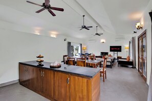 Villa Deluxe | Restauranger