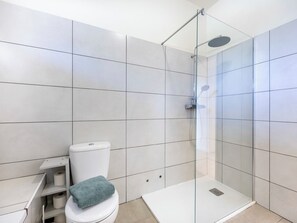 Ducha, secador de pelo, toallas