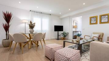 Apartment (3 Bedrooms) | Living area