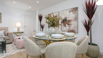 Apartment (3 Bedrooms) | In-room dining