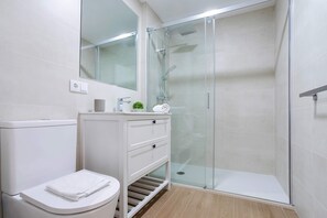 Apartment (3 Bedrooms) | Bathroom | Shower, hair dryer, towels, soap - Luxury Apartment in Cordoba Center. Plaza Doblas (Córdoba)