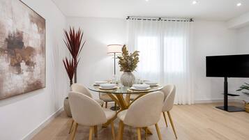 Căn hộ (3 Bedrooms) | Khu vực ăn uống tại phòng