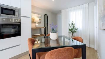 Căn hộ (2 Bedrooms) | Bếp riêng | Tủ lạnh, lò vi sóng, lò nướng, bếp nấu