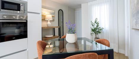 Appartement (2 Bedrooms) | Cuisine privée | Réfrigérateur, micro-ondes, four, plaque de cuisson