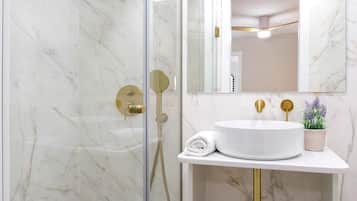 Apartment (2 Bedrooms) | Bathroom | Shower, free toiletries, hair dryer, towels