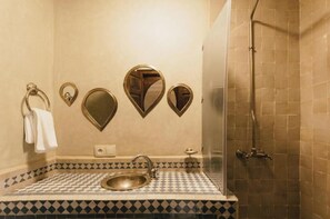 Doccia, asciugacapelli, asciugamani, sapone