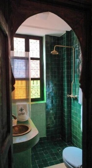 Doccia, asciugacapelli, asciugamani, sapone