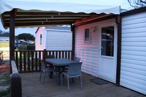 Outdoor dining - Mobilhome 4 Pers. near beaches + pool (Port-la-Nouvelle)
