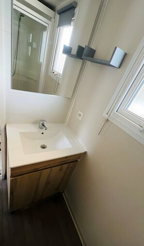 Bathroom - Mobilhome 4 Pers. near beaches + pool (Port-la-Nouvelle)