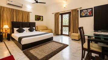 Deluxe Room, City View | Laptop workspace, WiFi (free), bed sheets