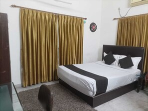 Kamar Double Standar | Brankas, meja kerja, ruang kerja ramah laptop, dan kedap suara