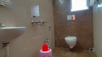 Deluxe Double Room, Balcony, Park View | Bathroom