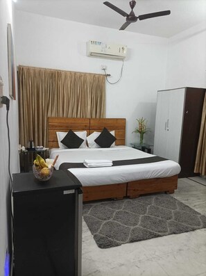 Kamar Double Standar | Brankas, meja kerja, ruang kerja ramah laptop, dan kedap suara