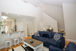 TV, offices - The Pines Retreat at Cypress Creek - 3 bedroom townhome with Community Pool (Southern Pines)