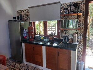 Kühlschrank, Mikrowelle, Herdplatte, Wasserkocher mit Kaffee-/Teezubehör