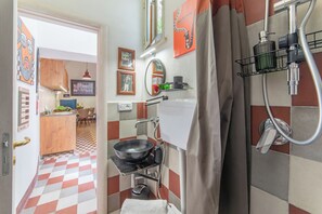 Appartement Standard, plusieurs chambres (Jazzy House In Historic Centre) | Salle de bain | Douche, serviettes fournies, savon, shampoing