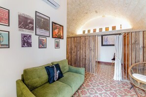 Appartamento Standard, camere multiple (Jazzy House In Historic Centre) | Area soggiorno | TV a schermo piatto 21 pollici con canali digitali