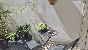 Appartamento Standard, 2 camere da letto, aria condizionata (Jazzy House In Historic Centre) | Ristorazione all'aperto