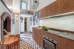 Appartamento Standard, camere multiple (Jazzy House In Historic Centre) | Cucina privata | Frigorifero, forno, piano cottura, macchina per tè/caffè