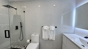 Hair dryer, towels, soap, toilet paper - Villa Oasis Modern Home Near Downtown & Brickell (Miami)
