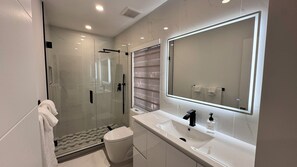 Hair dryer, towels, soap, toilet paper - Villa Oasis Modern Home Near Downtown & Brickell (Miami)