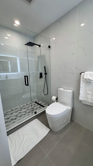 Hair dryer, towels, soap, toilet paper - Villa Oasis Modern Home Near Downtown & Brickell (Miami)