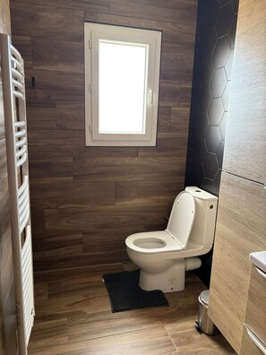 Hair dryer, towels, soap, toilet paper - New house in the heart of Provence (Bollène)