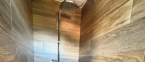 Séchoir à cheveux, serviettes fournies, savon, papier de toilette