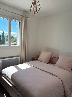 Iron/ironing board, WiFi, bed sheets - New house in the heart of Provence (Bollène)