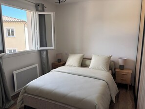 Iron/ironing board, WiFi, bed sheets - New house in the heart of Provence (Bollène)