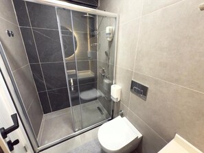 Dusche, Haartrockner, Handtücher, Seife