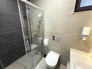 Dusche, Haartrockner, Handtücher, Seife