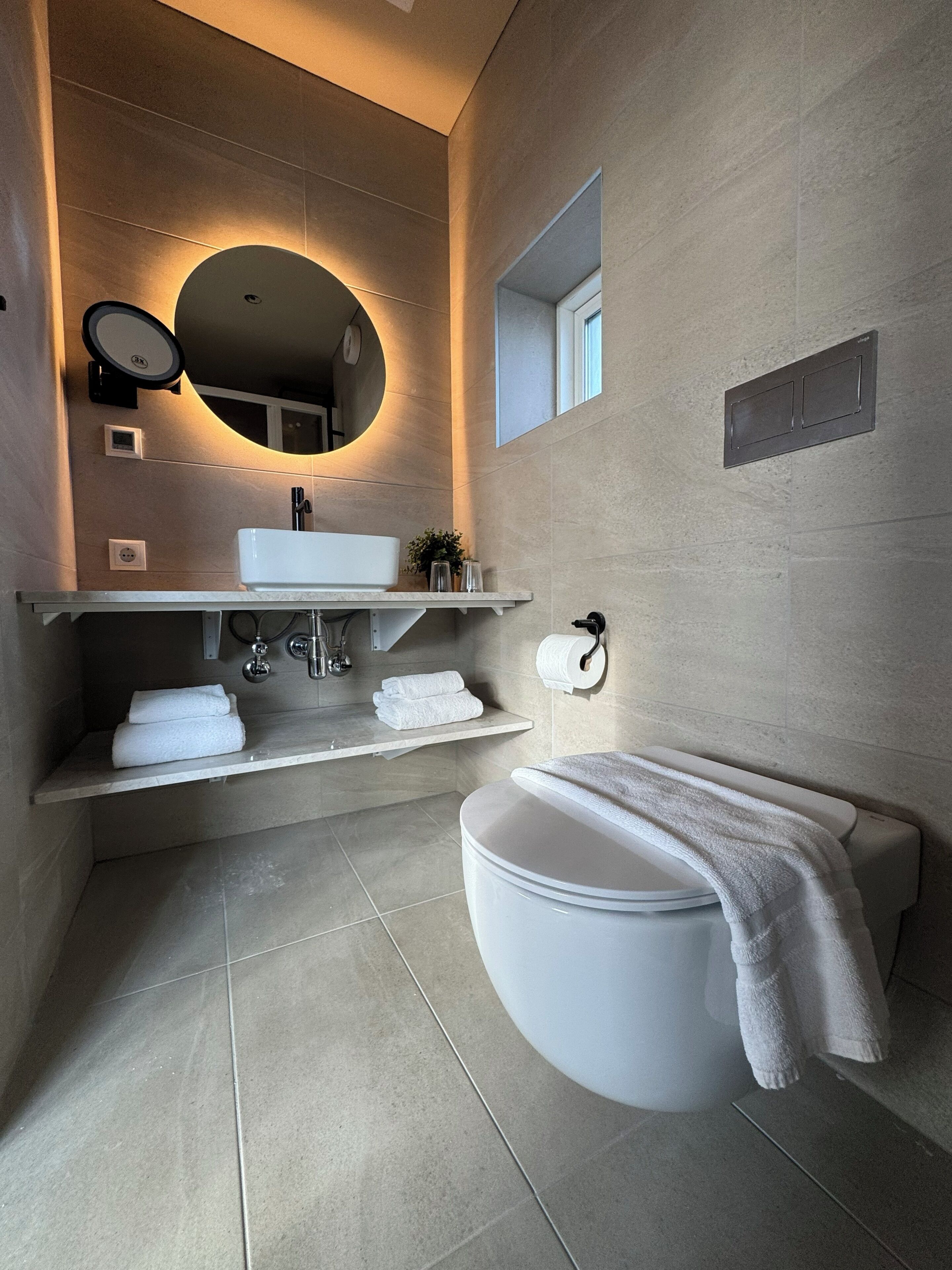 Doppel- oder Zweibettzimmer, Balkon, Bergblick | Badezimmer