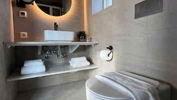 Doppel- oder Zweibettzimmer, Balkon, Bergblick | Badezimmer