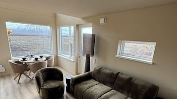 Double or Twin Room, Balcony, Mountain View | Living area