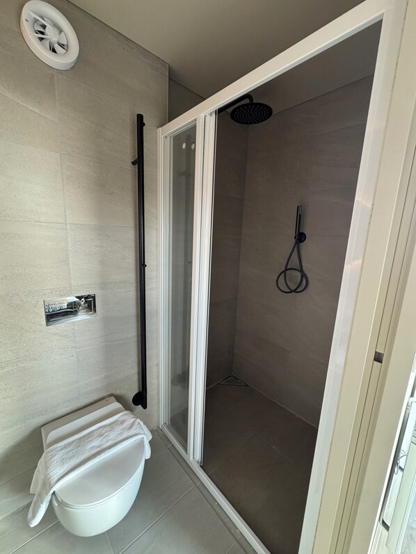 Double or Twin Room, Balcony, Mountain View | Bathroom