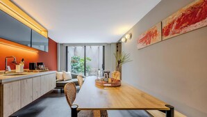 Une cuisine moderne avec un plan de travail en bois, un four encastré et une grande fenêtre.