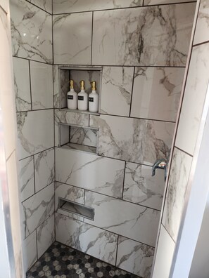 Douche, séchoir à cheveux, serviettes fournies, savon