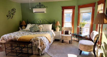 Historic 1898 4BR Home - 3 King + 1 Queen - Wooded Backyard Retreat