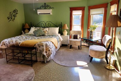 Historic 1898 4BR Home - 3 King + 1 Queen - Wooded Backyard Retreat