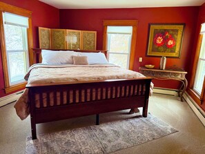 Room - Historic 1898 4BR Home - 3 King + 1 Queen - Wooded Backyard Retreat (Iowa Falls)