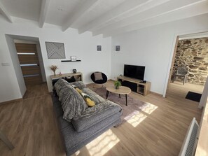 TV - House "Penty Mignoned" 3 bedrooms 6 persons, near LANNION, Pink Granite Coast (Ploubezre)
