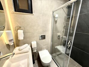 Shower, hair dryer, towels, soap - OLİVE SUİTE 2+1 Family Apartment - 200m Walking Distance to the Beach (Kemer)