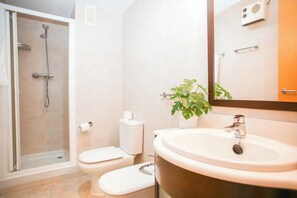 Shower, hair dryer, bidet, towels - Laura.Modern, sunny apartment in quiet area (Lloret de Mar)