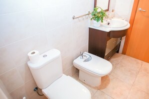 Doccia, asciugacapelli, bidet, asciugamani