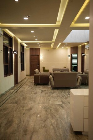 Lobby-lounge