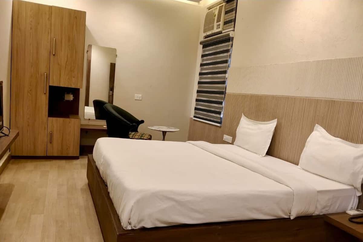 Deluxe Room | Desk, free WiFi